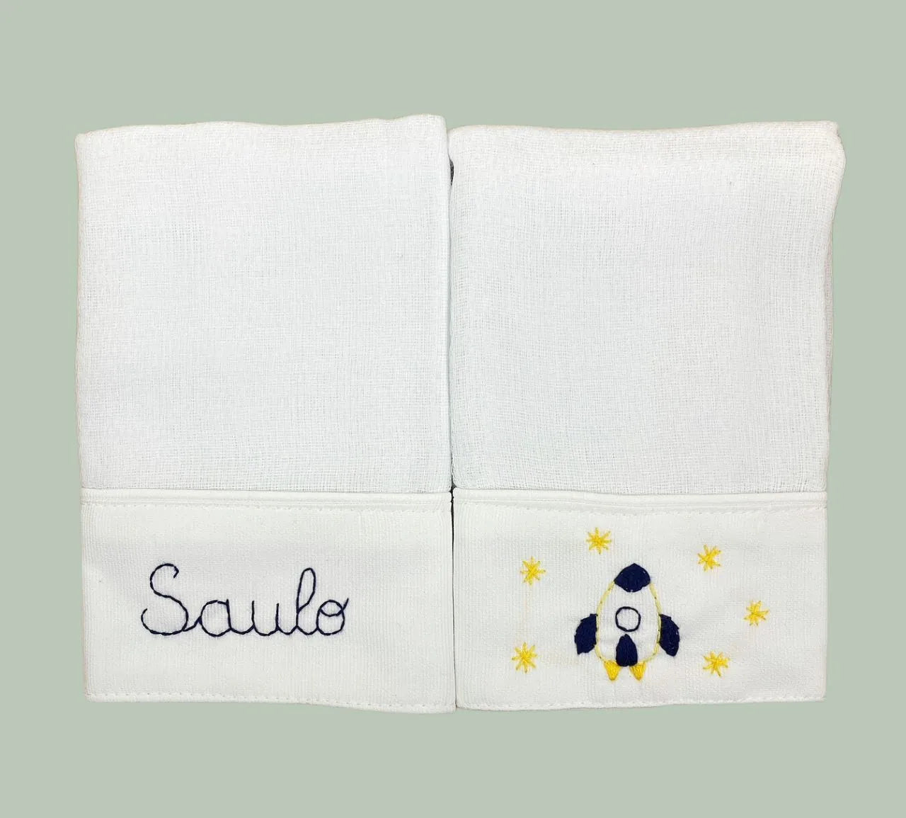 kit com 2 fraldinhas de boca personalizadas para menino, em tecido branco com bordado de nome e desenho