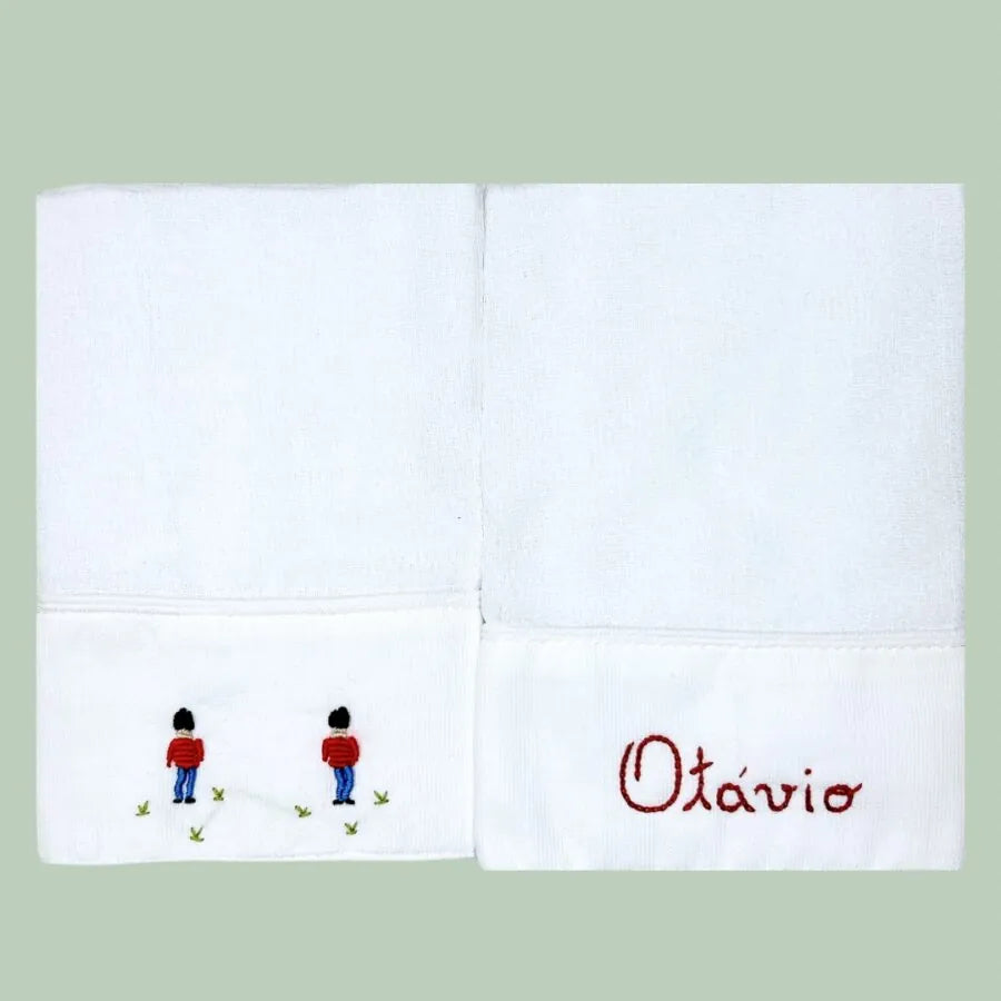 kit com 2 fraldinhas de boca personalizadas para menino, em tecido branco com bordado de nome e desenho