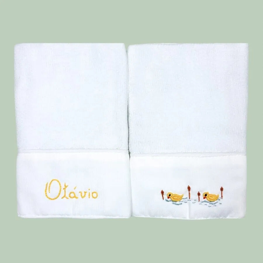 kit com 2 fraldinhas de boca personalizadas para menino, em tecido branco com bordado de nome e desenho