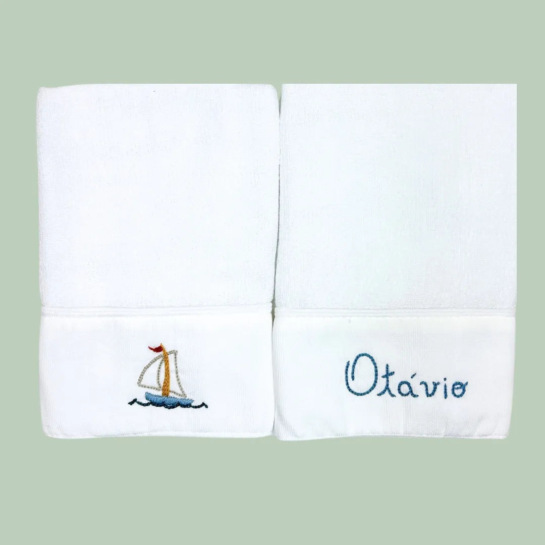 kit com 2 fraldinhas de boca personalizadas para menino, em tecido branco com bordado de nome e desenho