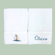 kit com 2 fraldinhas de boca personalizadas para menino, em tecido branco com bordado de nome e desenho