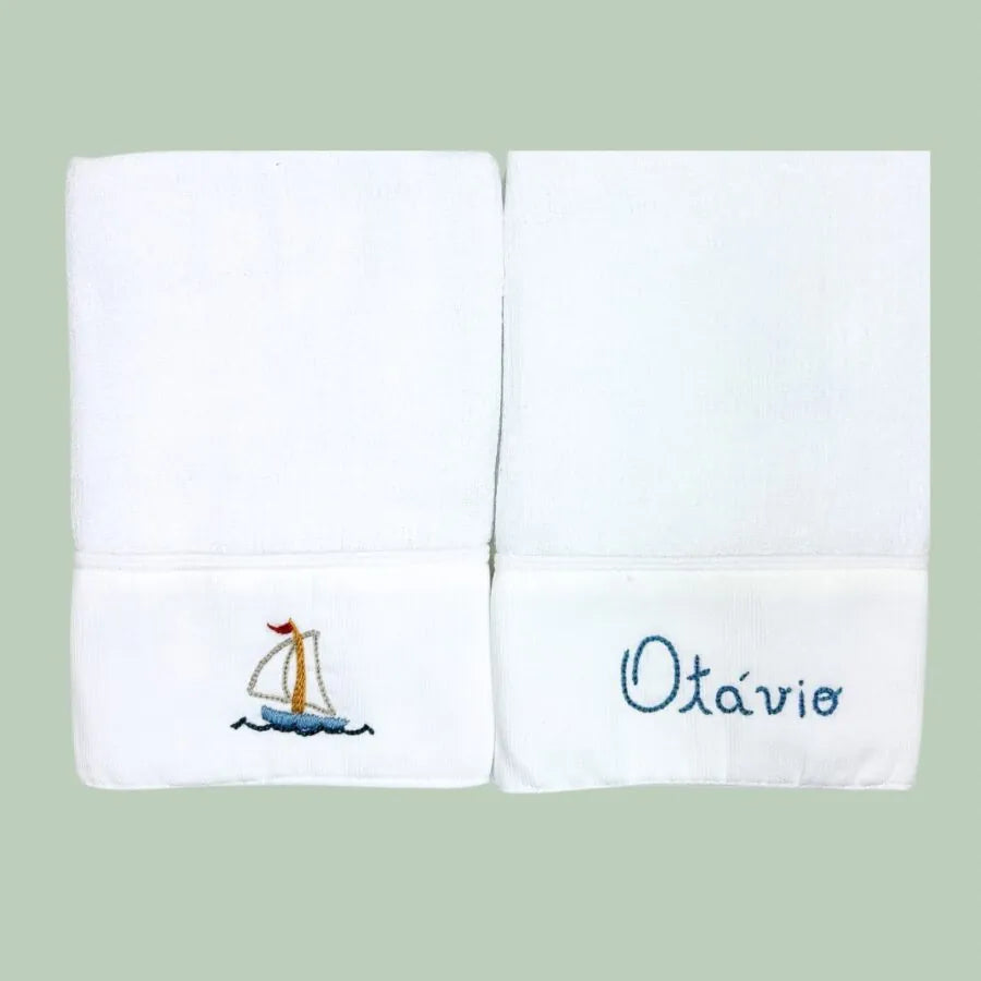 kit com 2 fraldinhas de boca personalizadas para menino, em tecido branco com bordado de nome e desenho