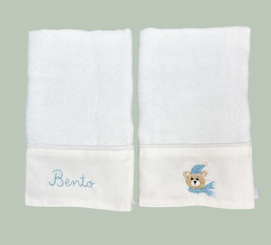 kit com 2 fraldinhas de boca personalizadas para menino, em tecido branco com bordado de nome e desenho