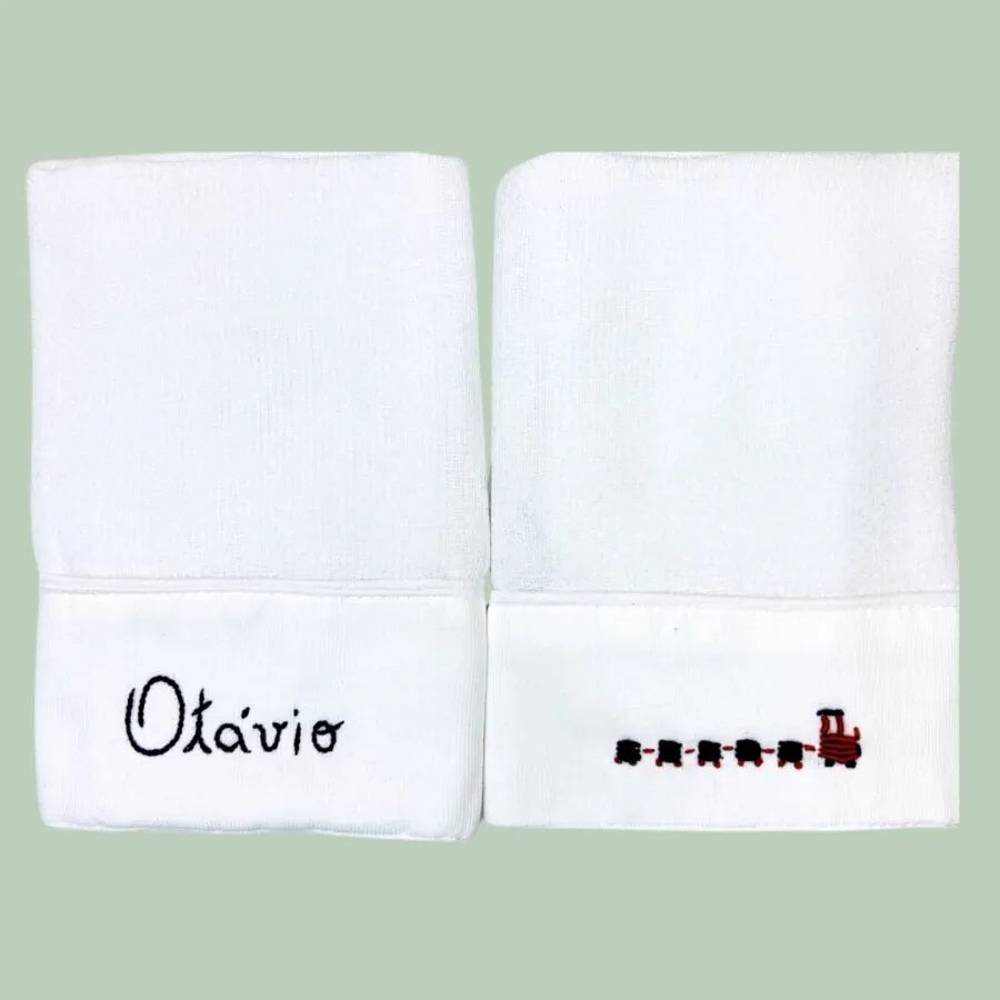 kit com 2 fraldinhas de boca personalizadas para menino, em tecido branco com bordado de nome e desenho