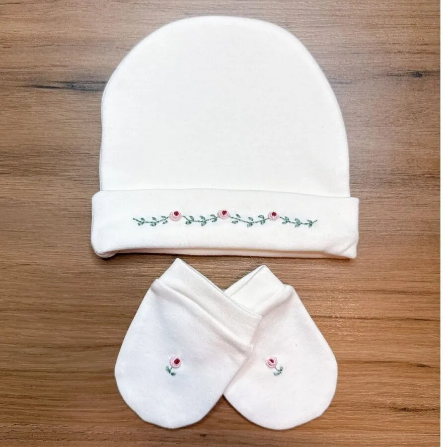 kit gorro e luva madeleine off white com bordado floral em tons de rosa e verde em uma linha