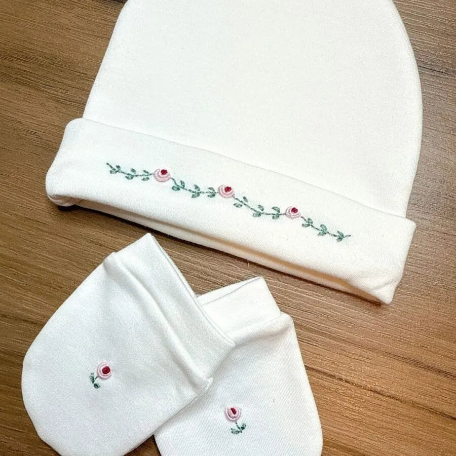 kit gorro e luva madeleine off white com bordado floral em tons de rosa e verde em uma linha