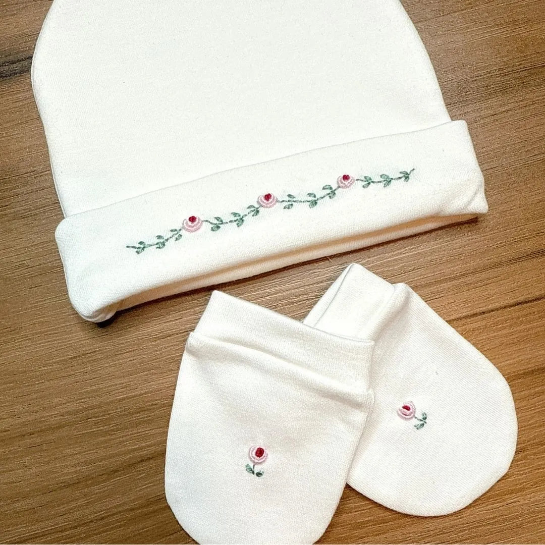 kit gorro e luva madeleine off white com bordado floral em tons de rosa e verde em uma linha
