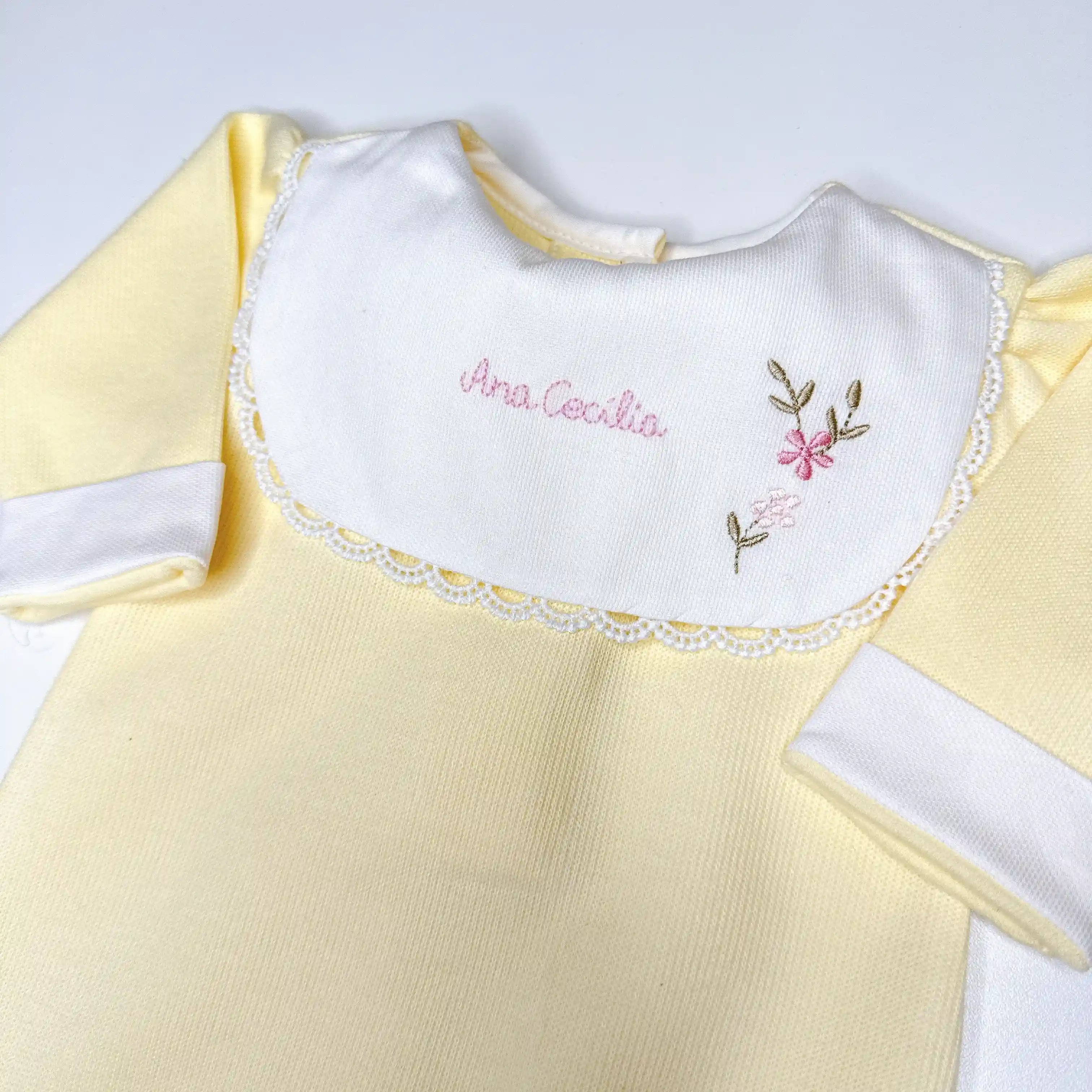 Macacão amarelo claro com gola branca e bordado manual feito à mão com nome e flores delicadas