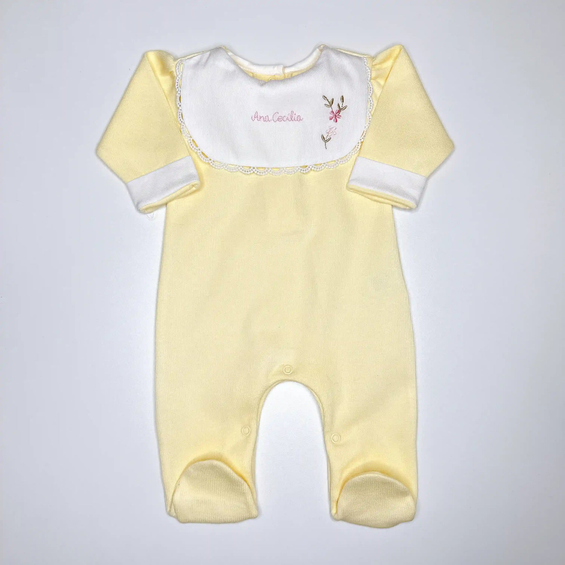 Macacão amarelo claro com gola branca e bordado manual feito à mão com nome e flores delicadas