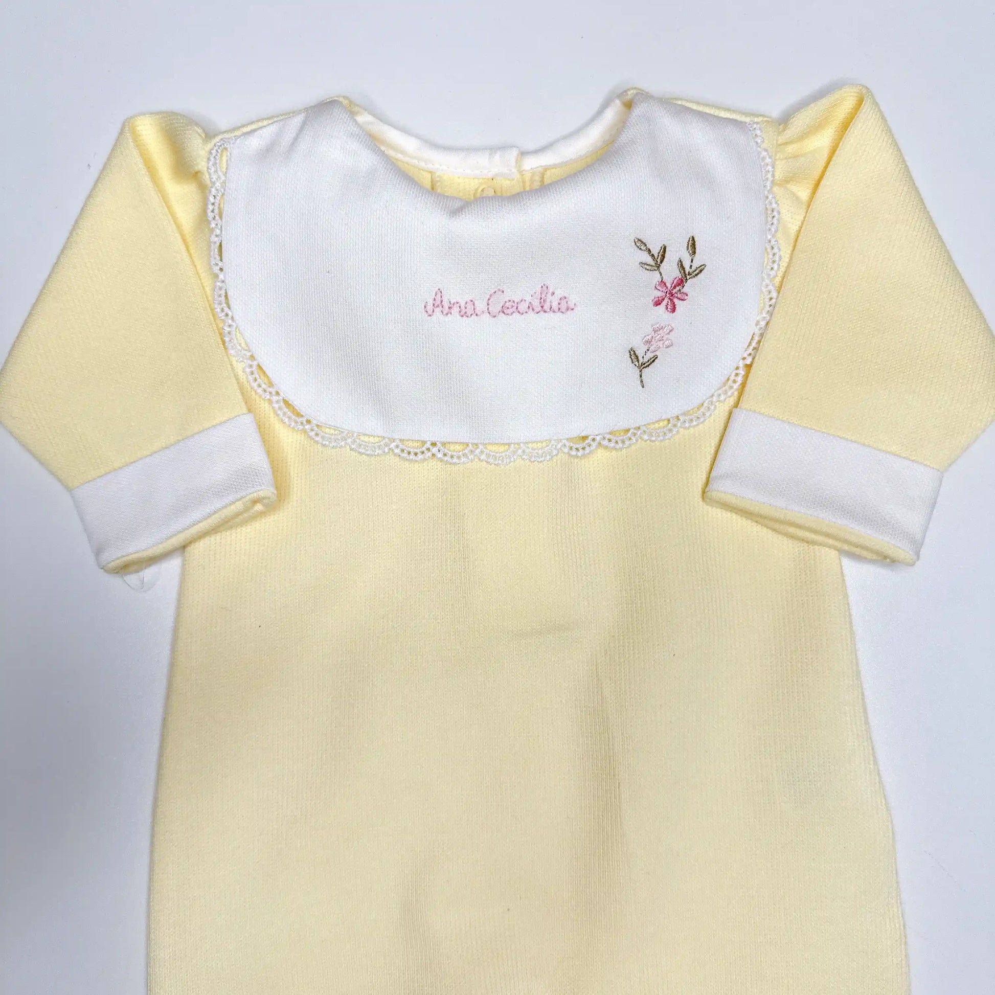 Macacão amarelo claro com gola branca e bordado manual feito à mão com nome e flores delicadas