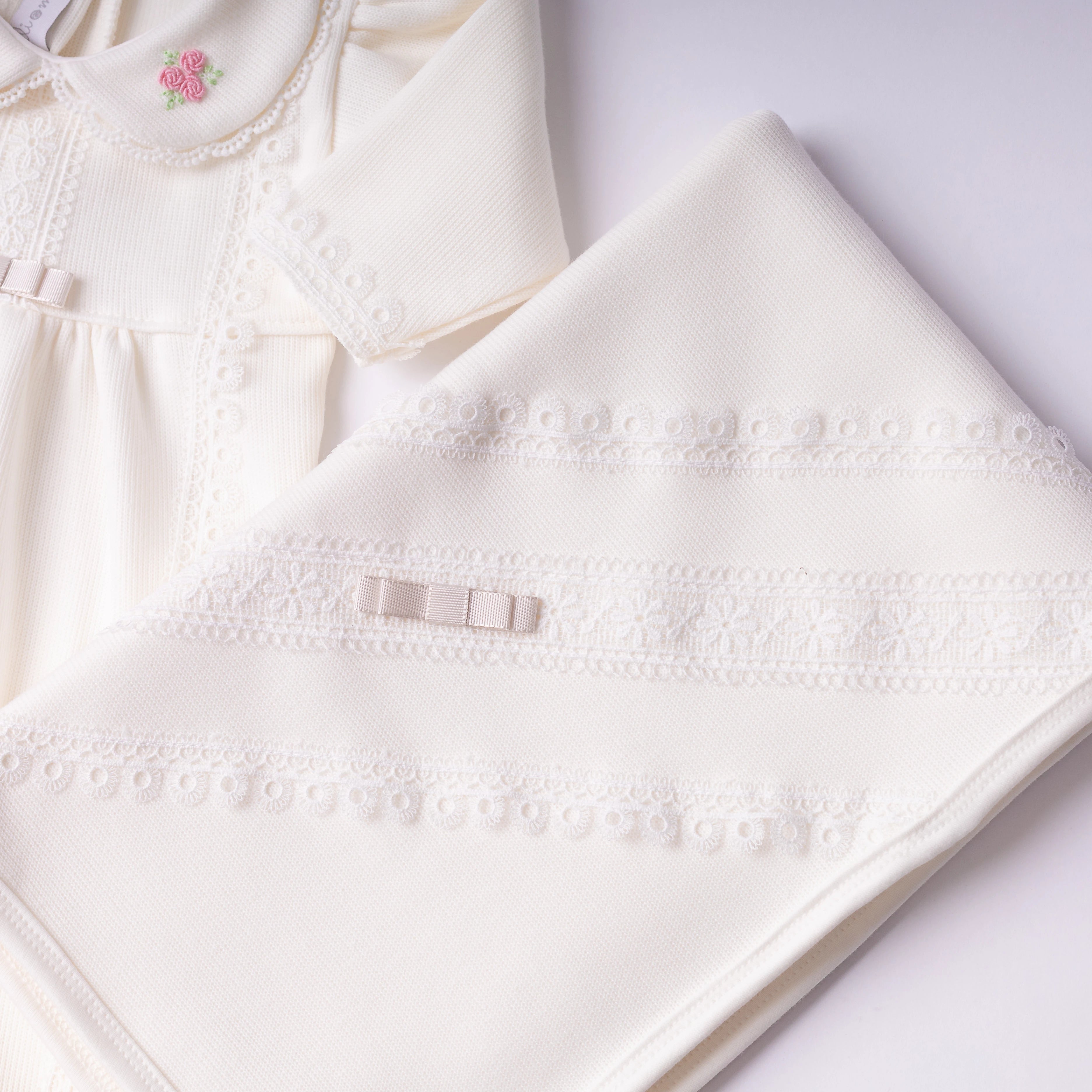 Saída Maternidade Cecília Personalizado off-white - 4 peças