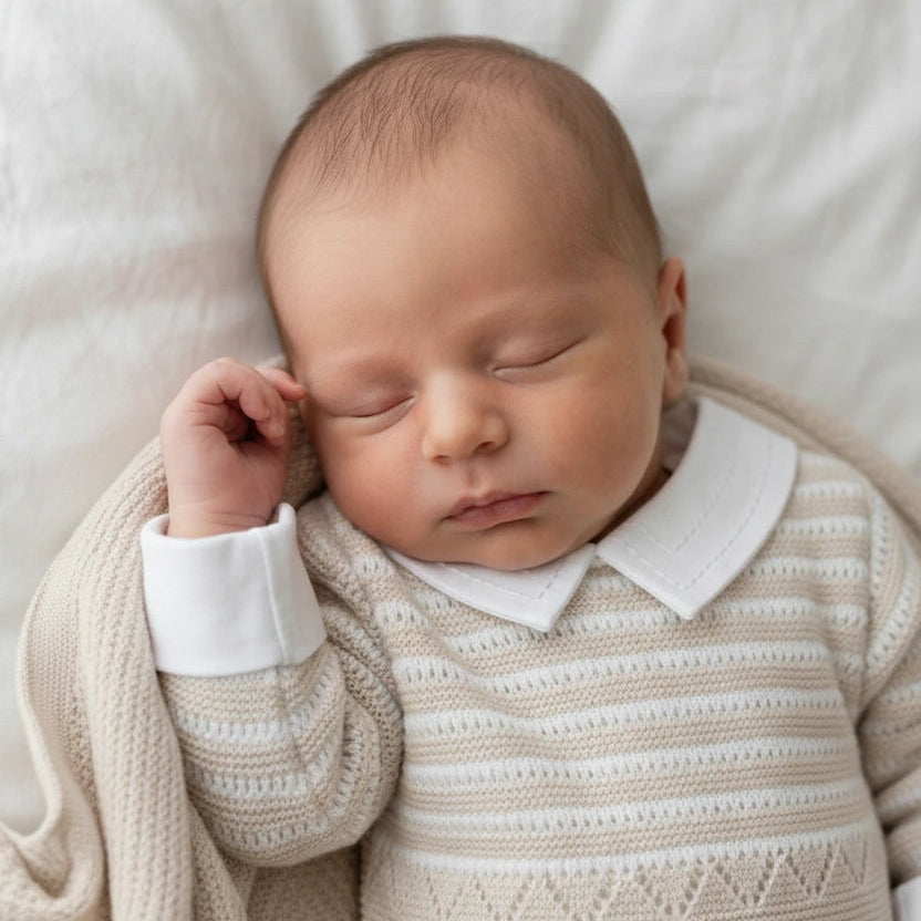 Macacão Diego areia em tricô texturizado com gola branca e detalhe geométrico no peito