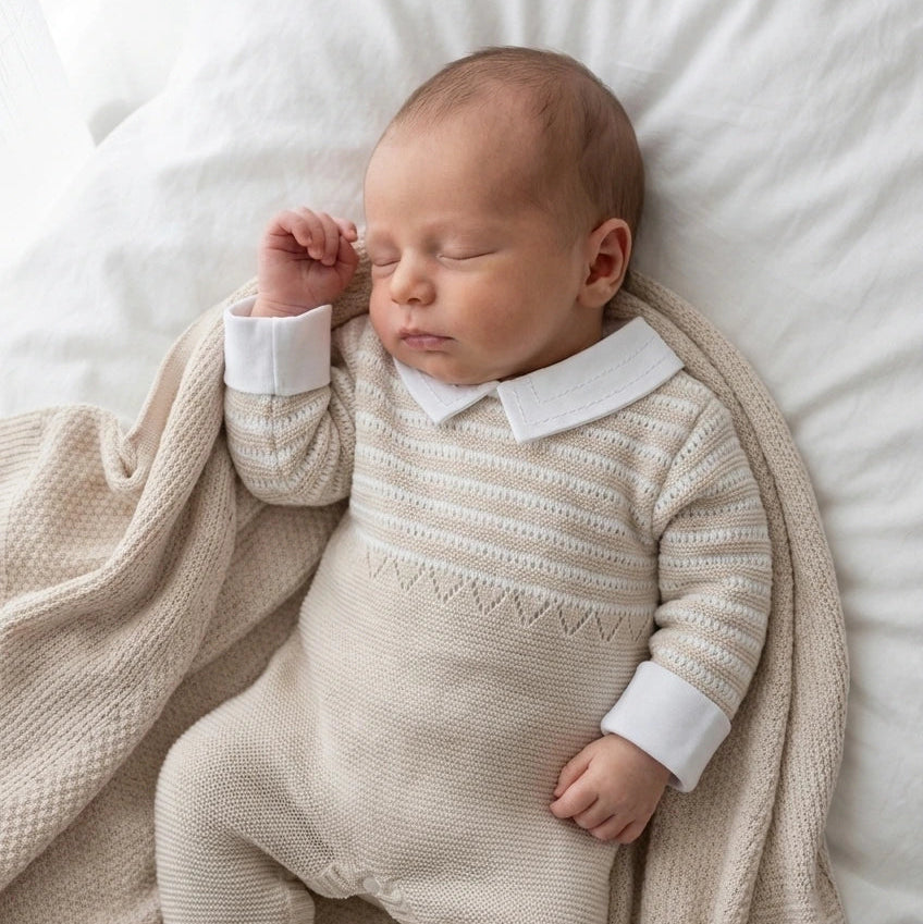 Macacão Diego areia em tricô texturizado com gola branca e detalhe geométrico no peito