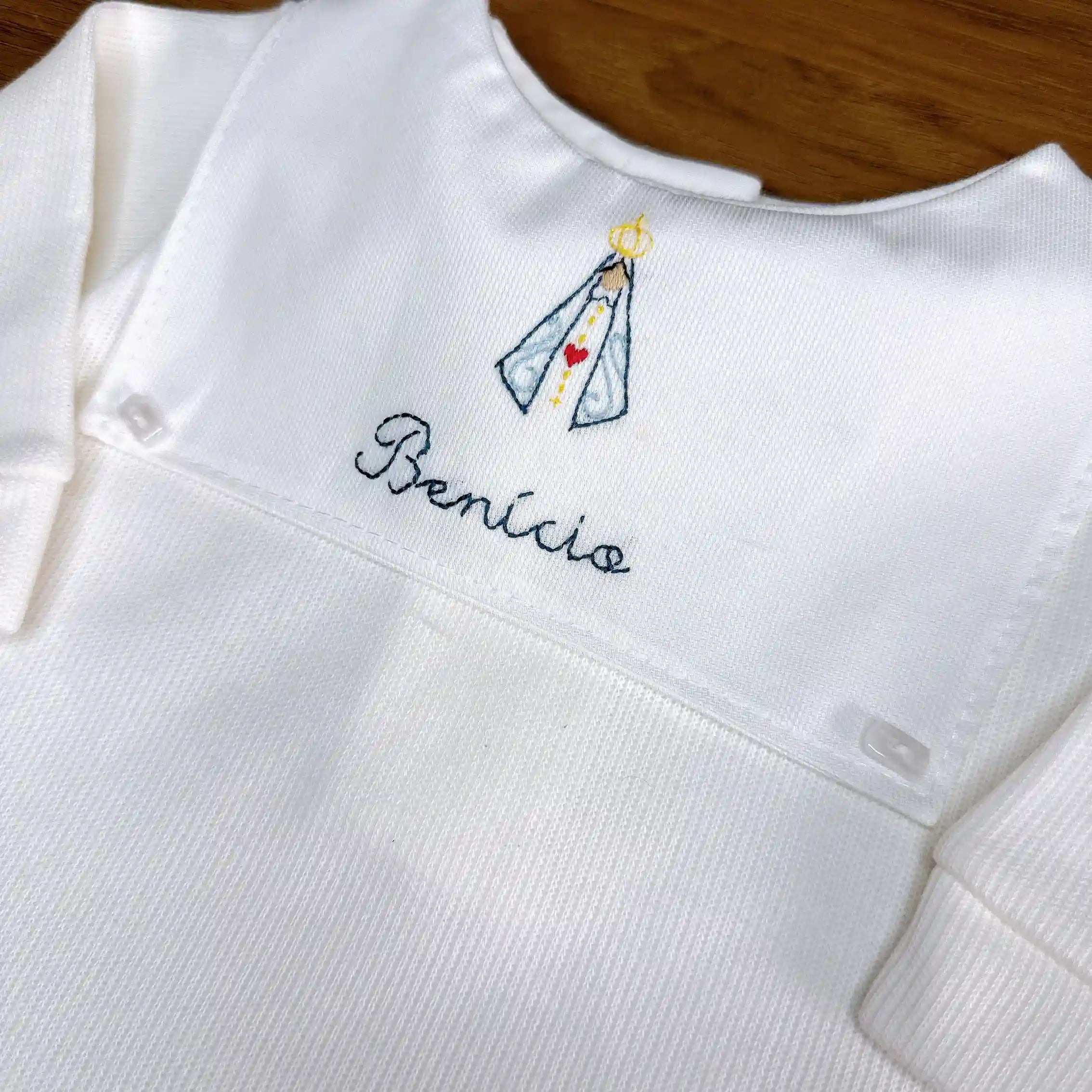 Macacão branco personalizado com bordado manual feito à mão de Nossa Senhora na gola e nome do bebê