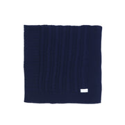 Manta de tricô azul marinho, com relevo texturizado e etiqueta.