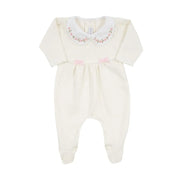 macacão alice off-white de malha canelada, com gola bordada e delicados laços rosa na cintura