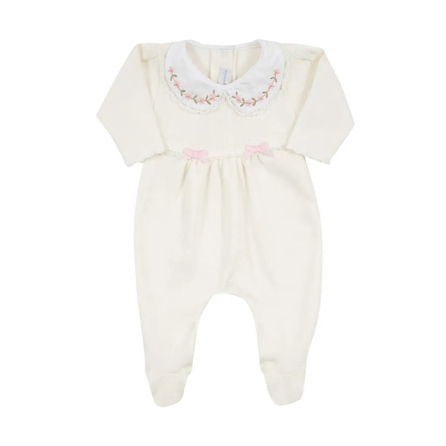 macacão alice off-white de malha canelada, com gola bordada e delicados laços rosa na cintura