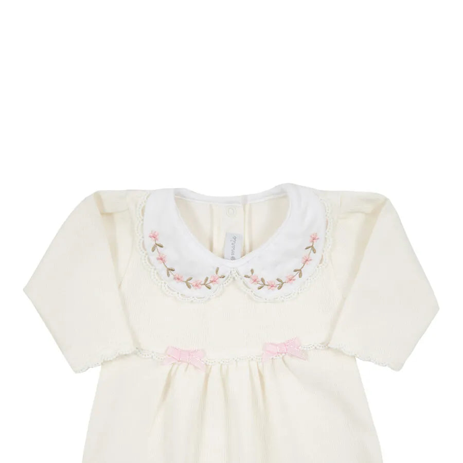 macacão alice off-white de malha canelada, com gola bordada e delicados laços rosa na cintura