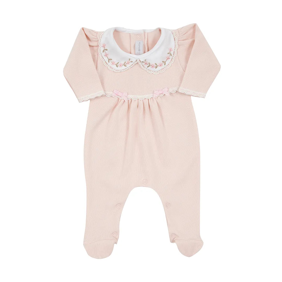 macacão alice rosa bebê de corpo inteiro com pés fechados, gola peter pan bordada e detalhes de lacinhos e renda na cintura