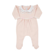 macacão alice rosa bebê de corpo inteiro com pés fechados, gola peter pan bordada e detalhes de lacinhos e renda na cintura