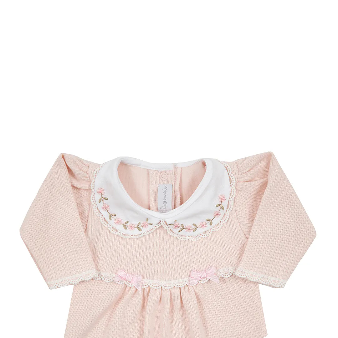 macacão alice rosa bebê de tricot, com gola bordada com flores, laços delicados na cintura e rendas nas bordas do tricot
