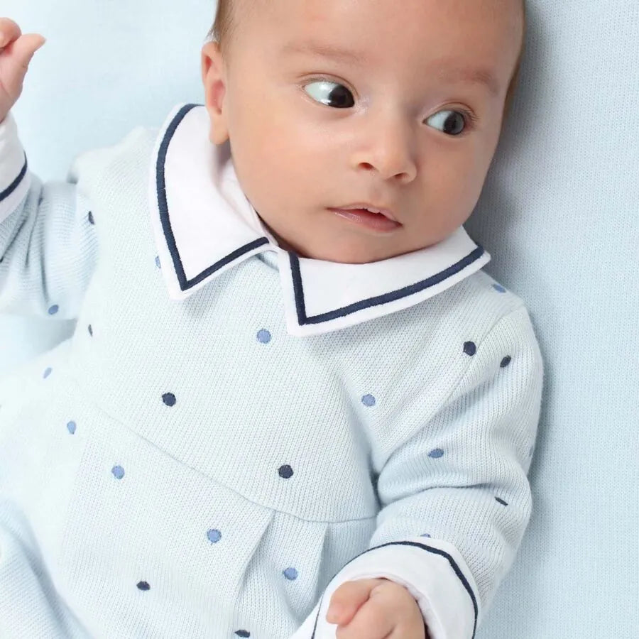 macacão augusto azul bebê em algodão com estampa de poás azuis e pala franzida delicada