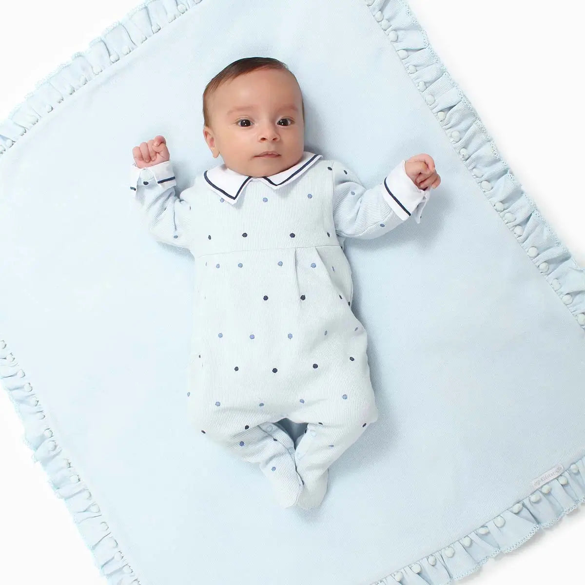 macacão augusto azul bebê em algodão com estampa de poás azuis e pala franzida delicada