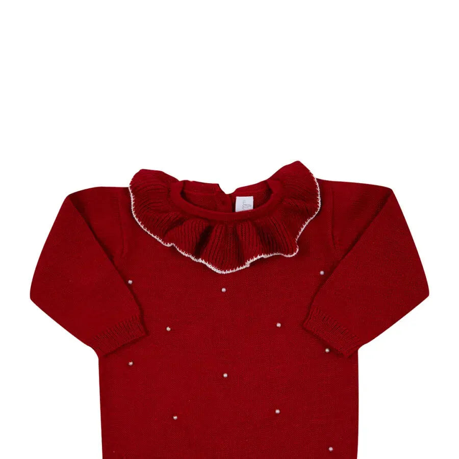 macacão babado pérolas vermelho em tricô, com gola babado e aplicações delicadas de pérolas, ideal para ocasiões especiais