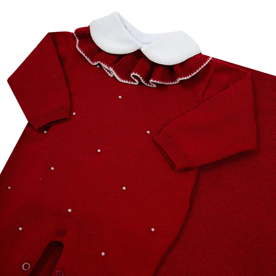 macacão babado vermelho com body pérolas, confeccionado em tricô com gola babado e delicados pontos de pérolas aplicados
