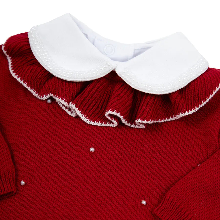macacão babado vermelho com body pérolas, confeccionado em tricô com gola babado e delicados pontos de pérolas aplicados