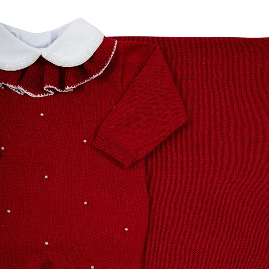 macacão babado vermelho com body pérolas, confeccionado em tricô com gola babado e delicados pontos de pérolas aplicados