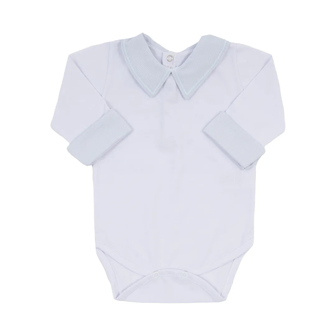 macacão balão off-white com gola azul bebê, bordado de balão e punhos dobrados na cor azul e bege