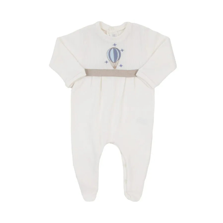 macacão balão off-white com gola azul bebê, bordado de balão e punhos dobrados na cor azul e bege