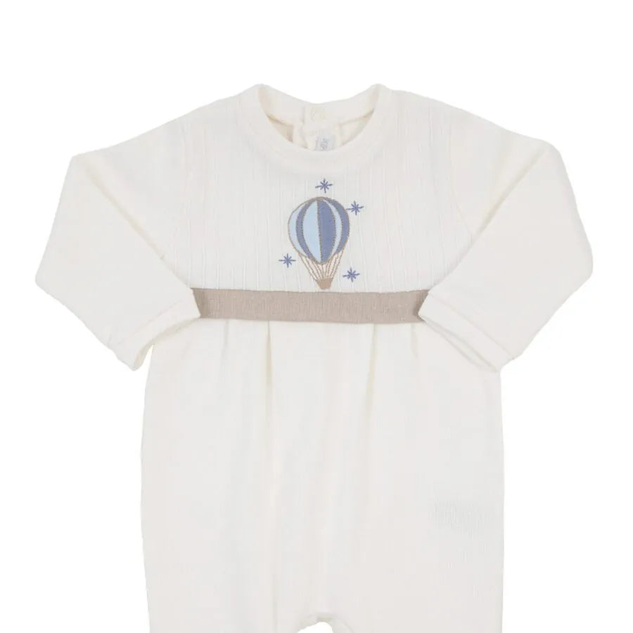 macacão balão off-white com gola azul bebê, bordado de balão e punhos dobrados na cor azul e bege