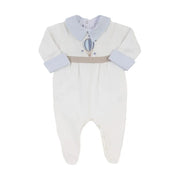 macacão balão off-white com gola azul bebê, bordado de balão e punhos dobrados na cor azul e bege