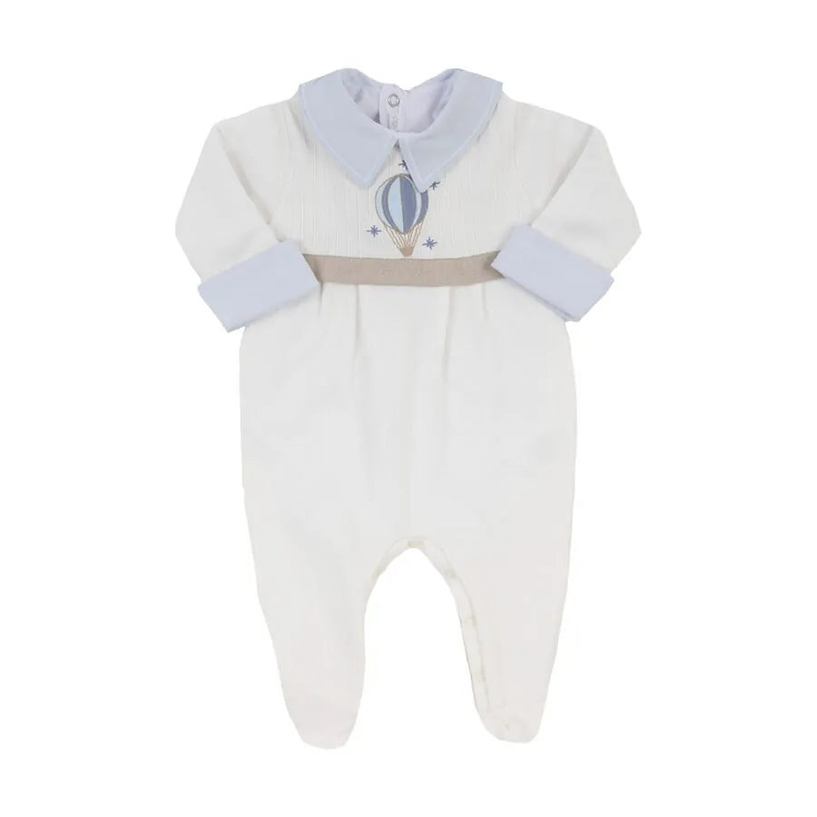 macacão balão off-white com gola azul bebê, bordado de balão e punhos dobrados na cor azul e bege