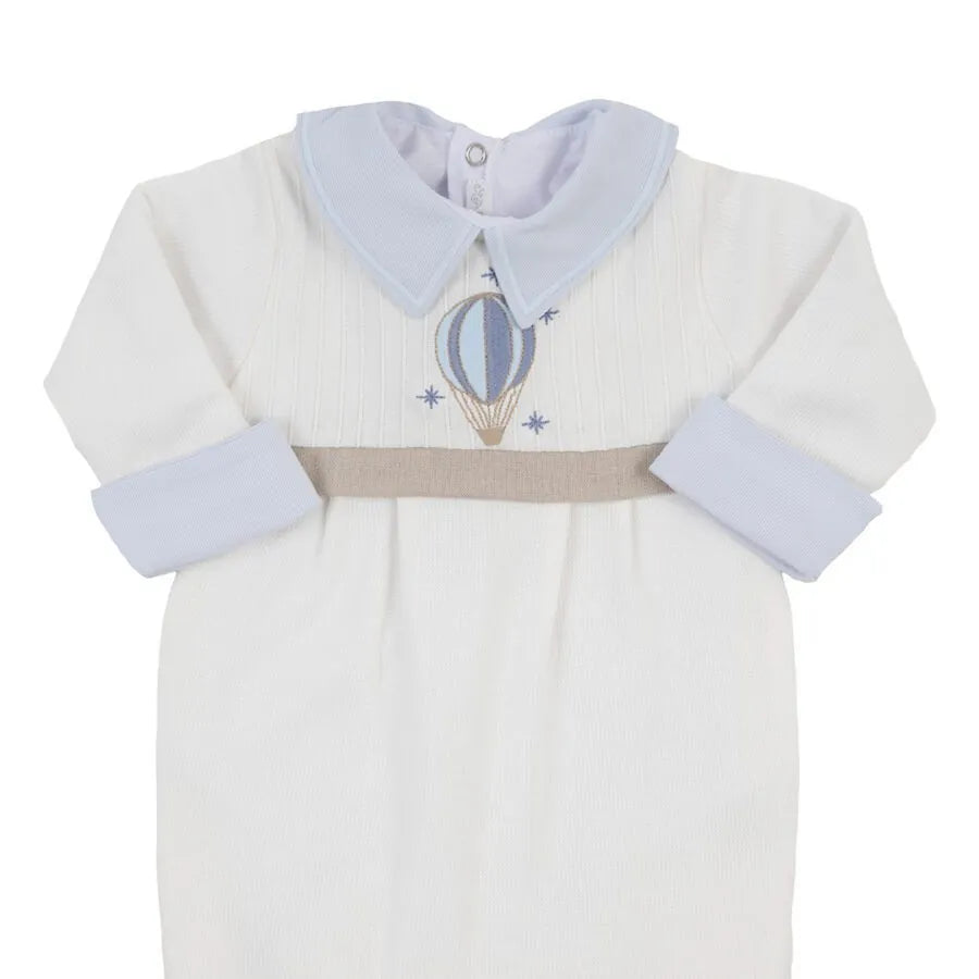 macacão balão off-white com gola azul bebê, bordado de balão e punhos dobrados na cor azul e bege