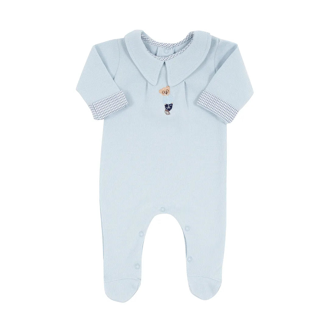 macacão bernardo azul bebê, com bordado de urso no peito, gola e punhos xadrez discretos