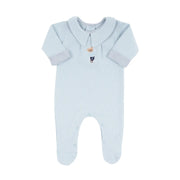 macacão bernardo azul bebê, com bordado de urso no peito, gola e punhos xadrez discretos