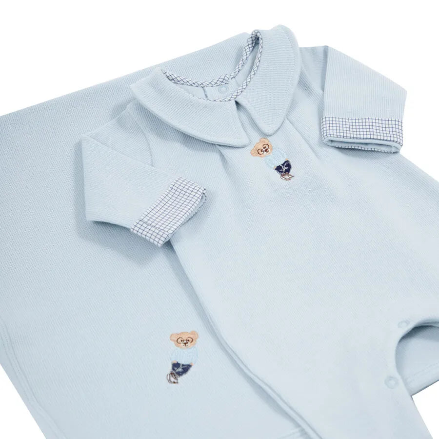 macacão bernardo azul bebê, com bordado de urso no peito, gola e punhos xadrez discretos