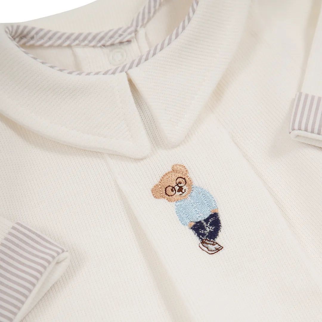 macacão bernardo off-white em malha canelada, gola e punhos com detalhes listrados e bordado de urso