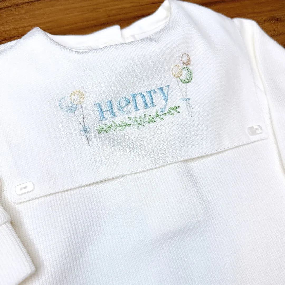 macacão boas-vindas personalizado em tricot branco, com pala lisa e botões de pressão na parte inferior