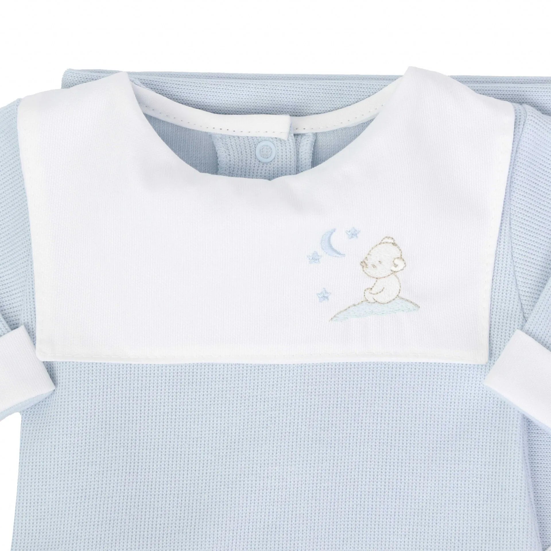 macacão bons sonhos azul bebê com babador branco e bordado de urso dormindo na lua, e vira na manga