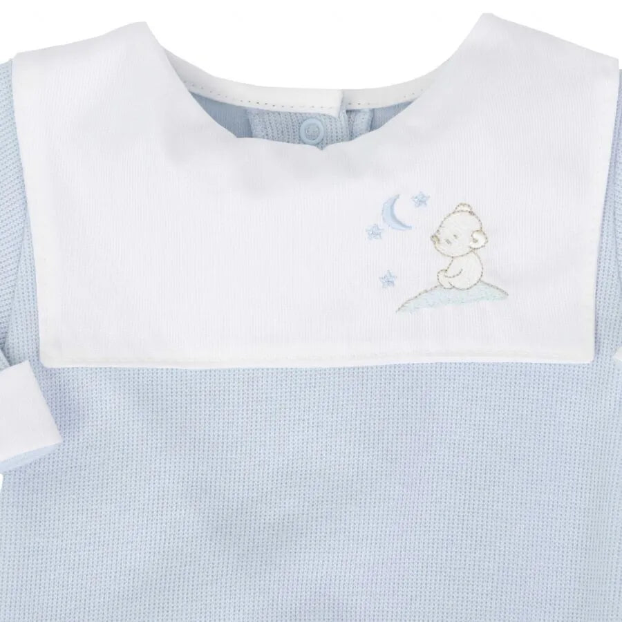 macacão bons sonhos azul bebê com babador branco e bordado de urso dormindo na lua, e vira na manga