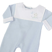 macacão bons sonhos azul bebê com babador branco e bordado de urso dormindo na lua, e vira na manga