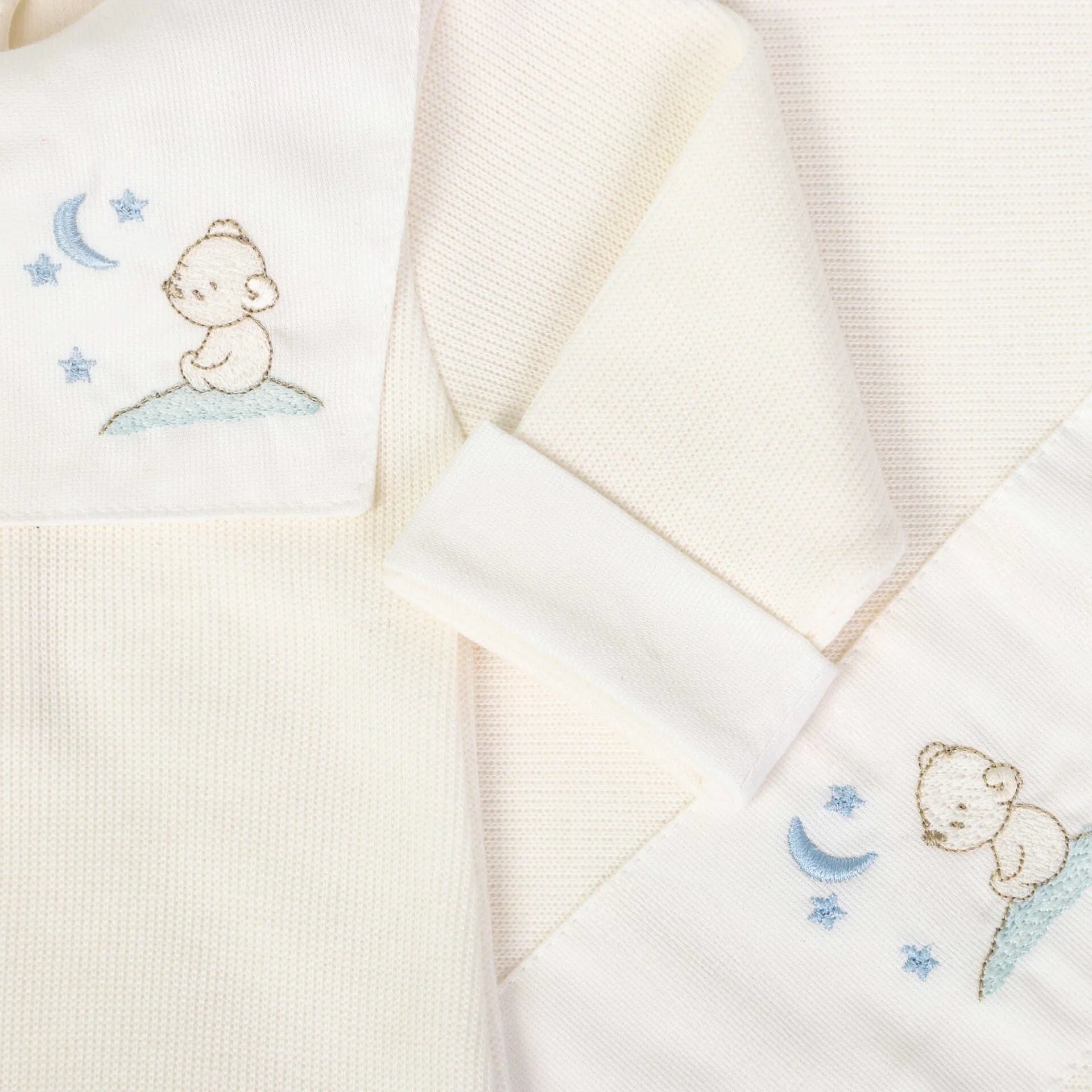 macacão bons sonhos offwhite canelado, babador bordado com urso dormindo na lua e estrelas, pezinho fechado
