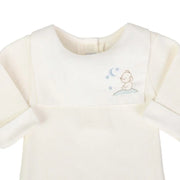 macacão bons sonhos offwhite canelado, babador bordado com urso dormindo na lua e estrelas, pezinho fechado