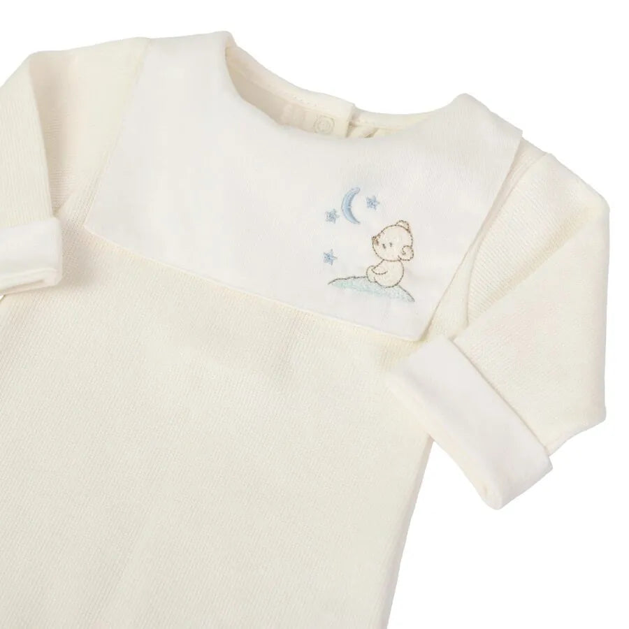 macacão bons sonhos offwhite canelado, babador bordado com urso dormindo na lua e estrelas, pezinho fechado