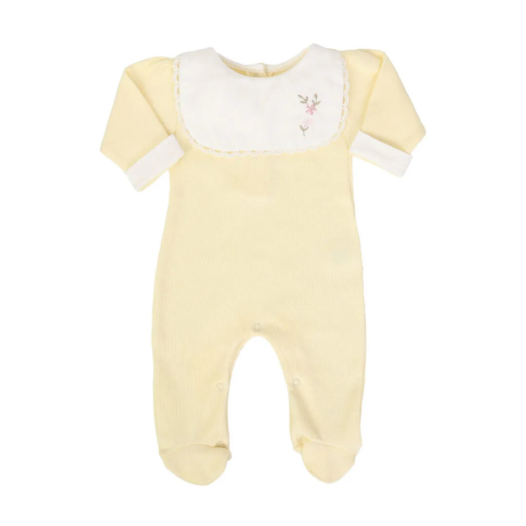 macacão carol amarelo bebê inteiro com pala branca rendada e bordado floral discreto em tons de rosa e verde