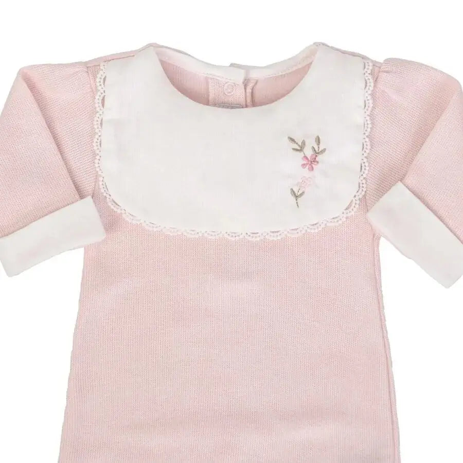 macacão carol rosa bebê com pala branca bordada de flores rosa e acabamento delicado em renda nas bordas